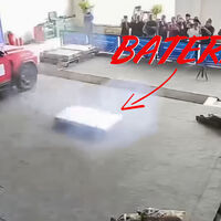 En China han tenido la idea más estúpida para acabar con los incendios de coches eléctricos: expulsar la batería