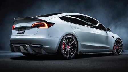 Vorsteiner mete mano al Tesla Model 3: porque un coche eléctrico también se puede atiborrar de carbono