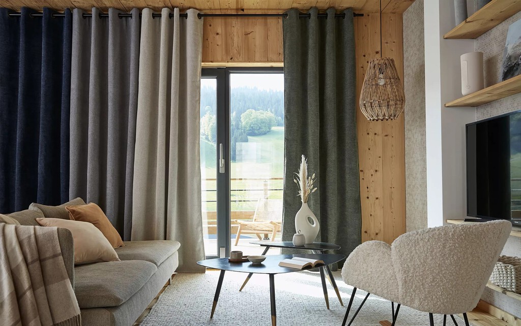 Cortinas para calentar la casa y pagar menos en la factura de la luz: qué son, cómo instalarlas y en qué fijarse al comprarlas