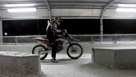 Chris Pfeiffer contra un Bobsleigh, acrobacia extrema en BMW