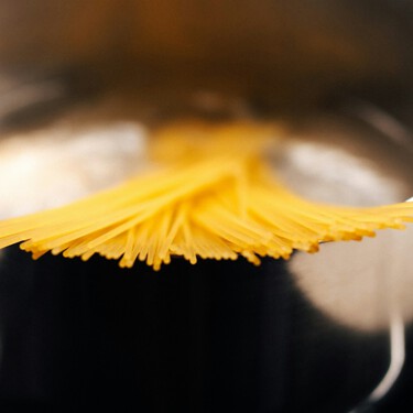 Esta olla para cocer pasta o cocinar al vapor será un básico de tu cocina y acaba de bajar de precio