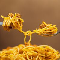 Em 1949, um matemático resolveu um dos problemas mais curiosos da história: por que nos sujamos ao comer espaguete 