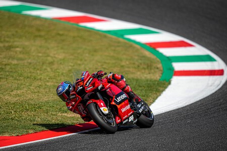 Pecco Bagnaia aprovecha la labor de marca de Ducati con Fabio Quartararo para desatar la fiesta italiana en Mugello