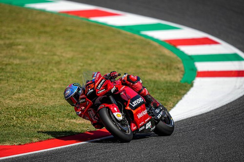 Pecco Bagnaia aprovecha la labor de marca de Ducati con Fabio Quartararo para desatar la fiesta italiana en Mugello