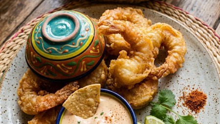 Cómo hacer camarones capeados con harina de hot cakes desde cero, con la receta de la Chef Zahie Téllez para Cuaresma 