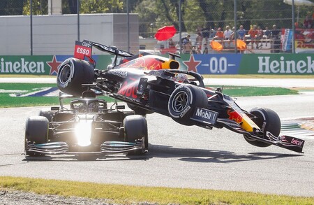 A la FIA se le ha ido el mundial de Fórmula 1 de las manos, y no solo por el accidente de Max Verstappen y Lewis Hamilton