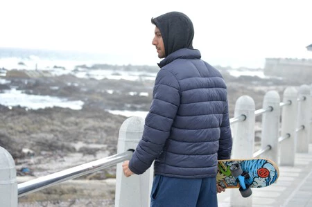 El plumífero más vendido de Amazon que te protege de la ola de frío, el viento y la lluvia está rebajado a más de la mitad de su precio