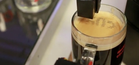 Textspresso, la cafetera que te permite imprimir textos en el café y prepararlo a distancia, en funcionamiento