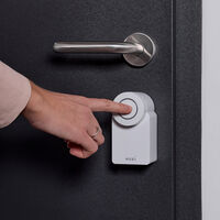 Abrir la puerta de casa sin llaves ya no es cosa del futuro: esta cerradura inteligente Nuki es un chollo hoy
