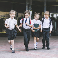 El uniforme con falda ya no será obligatorio para las niñas de Galicia: un paso más a favor de la igualdad de sexos