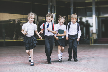 El uniforme con falda ya no será obligatorio para las niñas de Galicia: un paso más a favor de la igualdad de sexos