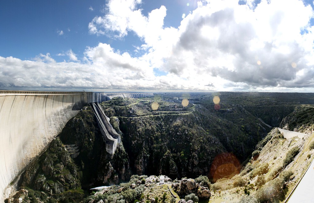 El muro de hormigón más grande de España está en Salamanca y genera electricidad: así es la presa de Almendra