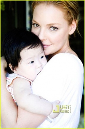Katherine Heigl presenta a su niña