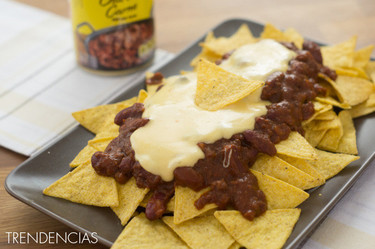 Nachos con queso y chili con carne. Receta de aperitivo 