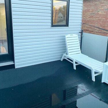Los dueños de esta vivienda prefabricada tenían la terraza abandonada a su suerte: con unos sencillos cambios la convirtieron en el rincón más vivido de su casa
