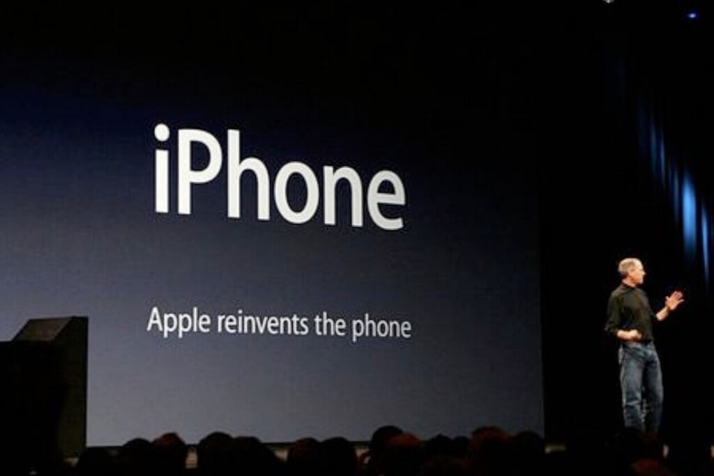 La persona que puso la 'i' a los productos Apple cree que se debería eliminar de los iPhone La persona que puso la 'i' a los productos Apple cree que se debería eliminar de los iPhone