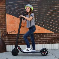 Sin edad mínima ni casco obligatorio: la nueva normativa de patinetes eléctricos esconde  polémicas lagunas legales