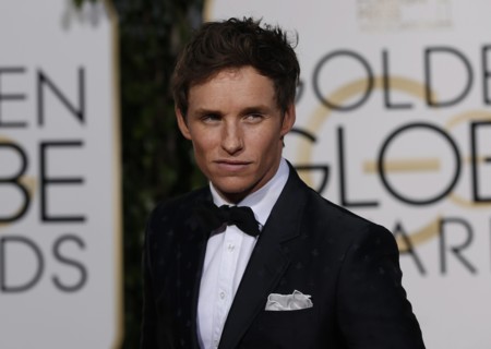 Eddie Redmayne y su esmoquin con moscas se convierten en uno de los más elegantes de los Globos de Oro 2016