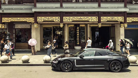 El Porsche Taycan, casi al descubierto, exprime sus más de 600 CV en el arranque de su gira mundial en Shanghái