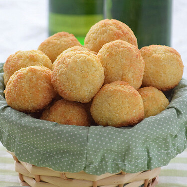 Esta receta tradicional brasileña de picoteo es fácil de hacer en casa y no tiene nada que envidiarle al pan italiano de queso