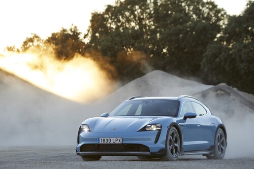 Probamos el Porsche Taycan Cross Turismo: el silencio y la contundencia de un coche eléctrico que ahora se atreve incluso con algo de campo