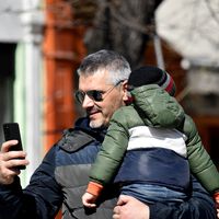 Qué es el sharenting y por qué cada vez más expertos piden proteger la identidad de los niños en TikTok o YouTube