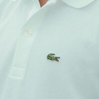 Lacoste supera a Tommy Hilfiger con este polo tiradísimo de precio que no vamos a dejar de usar este verano 