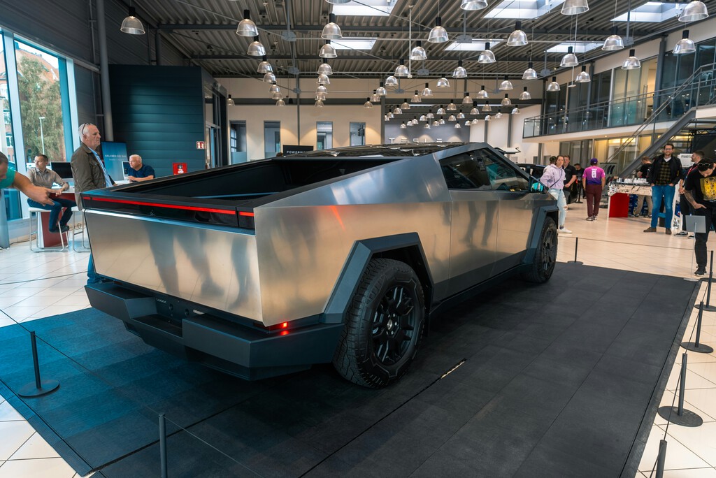 El Tesla Cybertruck es tal fracaso de ventas que Elon Musk solo ha encontrado una solución: comprárselas a sí mismo