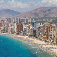 Benidorm triplica su población en verano y no se queda sin agua. El secreto es un milagro de la ingeniería invisible 