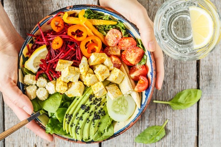 'Vegan before dinner': la nueva tendencia que nos ayuda a reducir el consumo de carne relegándola a la hora de la cena