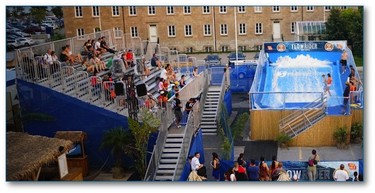 ¿Sabes lo que es un flowrider? Pues ponte al día en deportes acuáticos en Windoor Wave Club