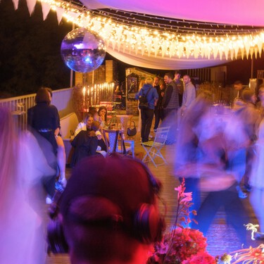 Un inquilino transforma la terraza de una comunidad de vecinos en un lugar de fiestas con jacuzzi: la justicia ordena este pago por los daños 