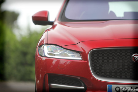 Jaguar F-PACE luces delanteras