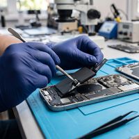 Cuánto cuesta cambiar la batería de un móvil en 2026: comparamos los precios de todos los fabricantes 