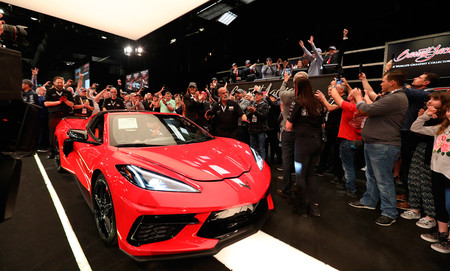 El primer Chevrolet Corvette Stingray C8 se ha vendido por 3 millones de dólares... ¡antes de fabricarse!