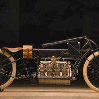 A 200 km/h en una bici con un motor V8 de avión. Hace 100 años alguien pensó que era buena idea, y ahora vale una millonada 