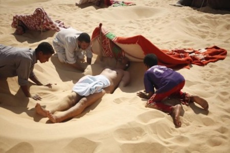 Nada más caliente que tomar un baño de arena en Egipto