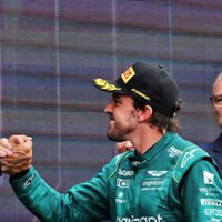 Fernando Alonso sería el sustituto ideal para Lewis Hamilton en Mercedes, pero hay una gran rencilla del pasado que lo complica 