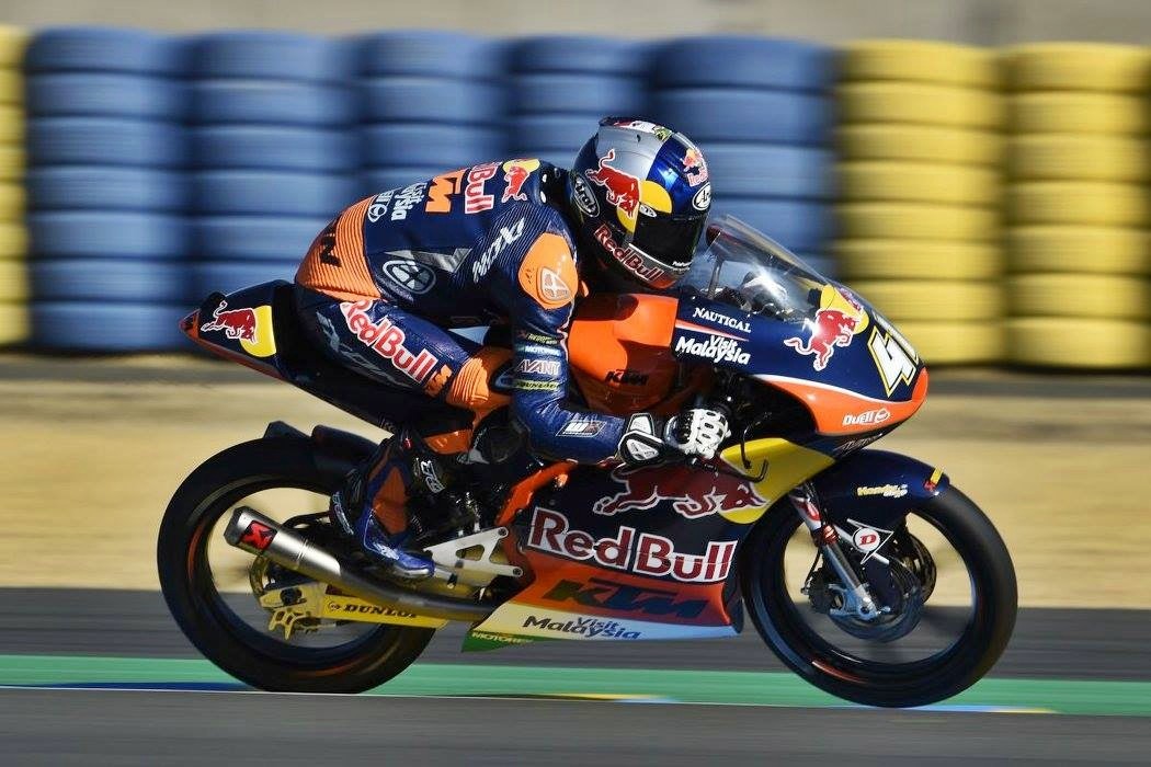 Brad Binder pone las cosas claras y enseña cómo se defiende una posición en carrera