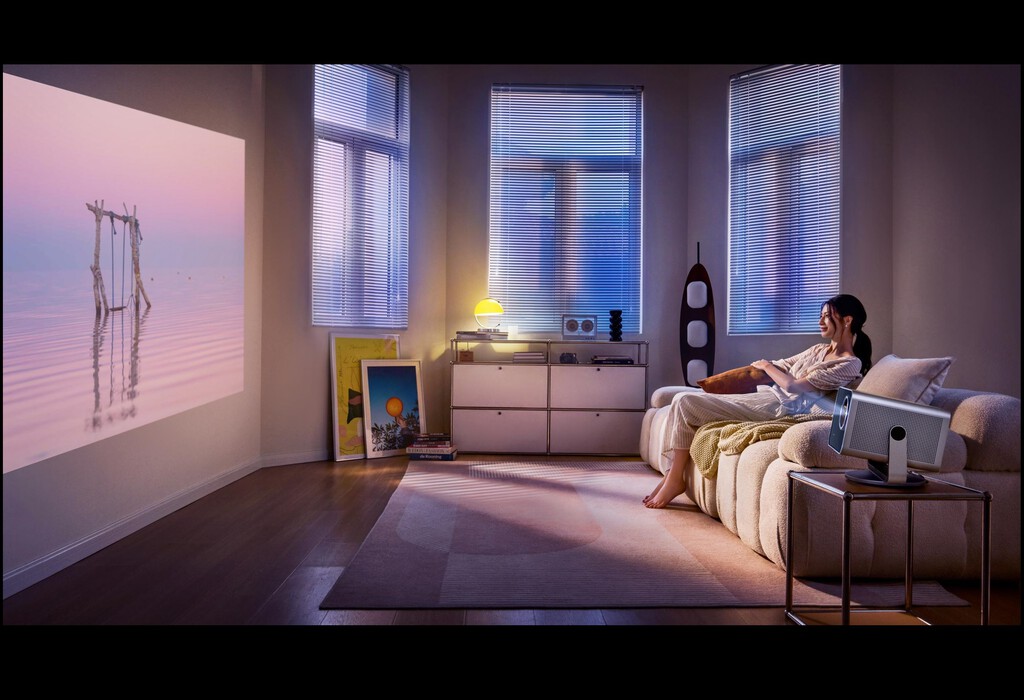 El nuevo proyector láser 4K de Leica quiere ponérselo difícil a las Smart TV gigantes: hasta 300" con un precioso diseño retro