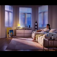 El nuevo proyector láser 4K de Leica quiere ponérselo difícil a las Smart TV gigantes: hasta 300" con un precioso diseño retro