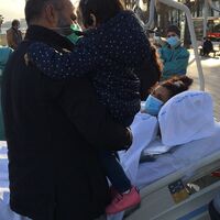 El emotivo instante en que una madre conoce a su bebé tras pasar 20 días en la UCI por Covid