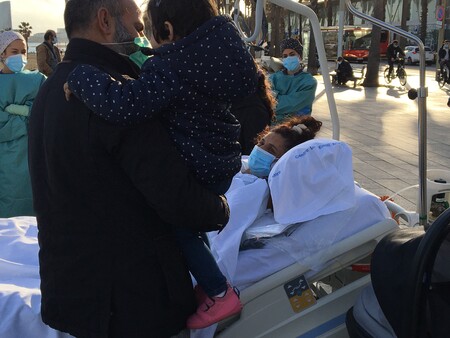 El emotivo instante en que una madre conoce a su bebé tras pasar 20 días en la UCI por Covid