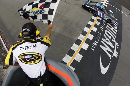 Denny Hamlin consigue su primera victoria del año en Michigan