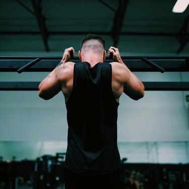 No todo lo que duele te hace fuerte: un experto en fisioterapia apunta que este popular ejercicio para hombro está detrás de un preocupante aumento de lesiones