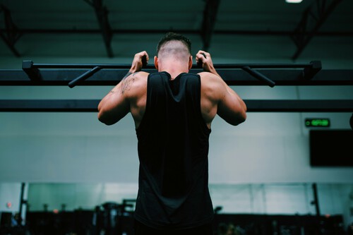 No todo lo que duele te hace fuerte: un experto en fisioterapia apunta que este popular ejercicio para hombro está detrás de un preocupante aumento de lesiones