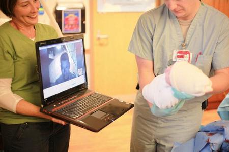 Cuando el padre no puede estar en el parto: la historia del nacimiento de un hijo estando en Afganistán