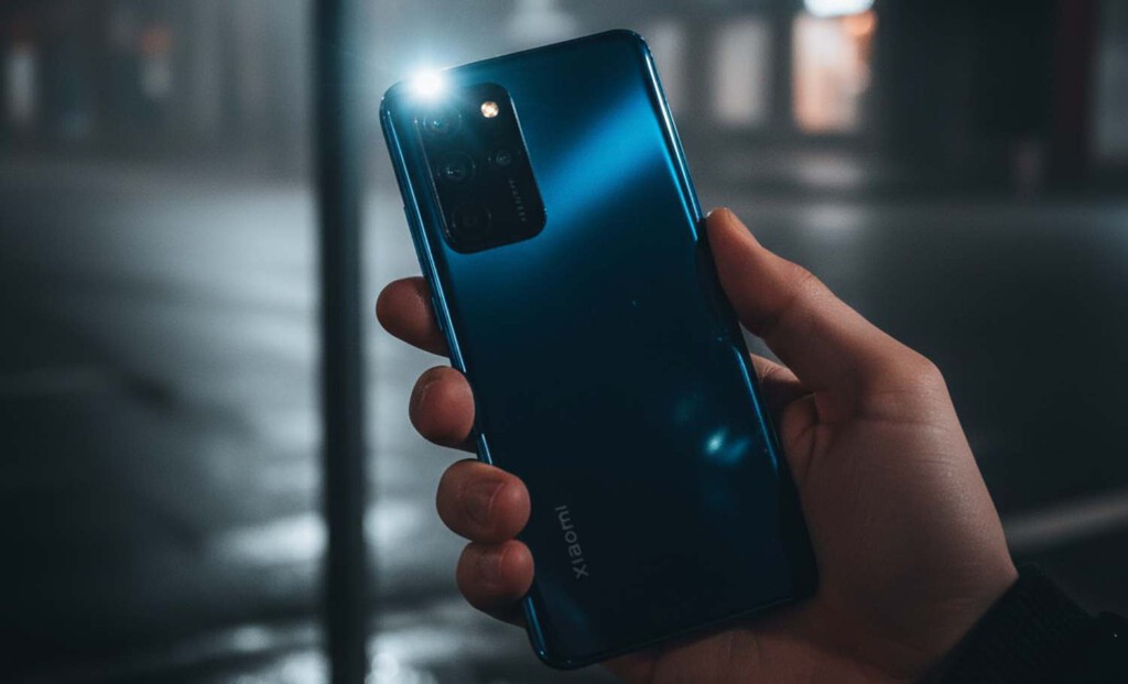 Hay una forma mucho más rápida e intuitiva de abrir la cámara de tu Xiaomi que buscando el icono en el móvil
