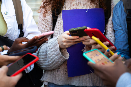jovens mexendo no celular