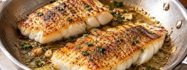 Cocineros coinciden sobre el pescado: “Para que quede perfecto, no engrases la sartén, es mejor untar aceite en papel de horno” 